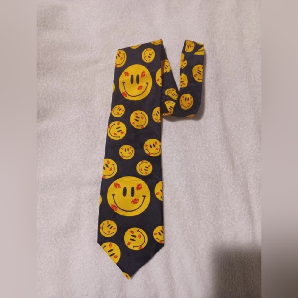 Vintage Smiley faces with lip kisses necktie